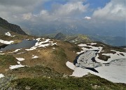 59 I due laghetti di Ponteranica, l'inferiore ancora bianco ricoperto di neve, il superiore invece azzurro specchio d'acqua 